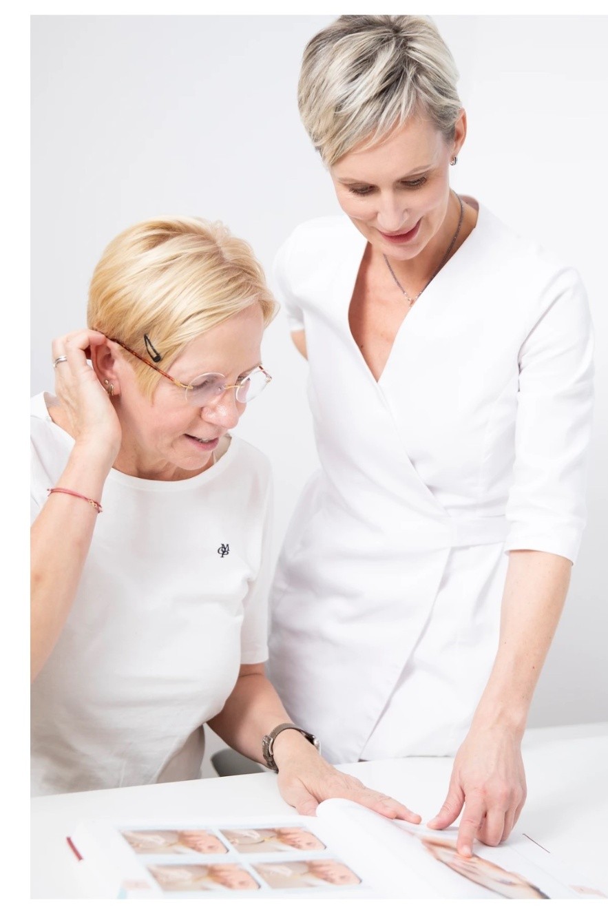 Agnieszka im Beratungsgespräch mit einer Patientin